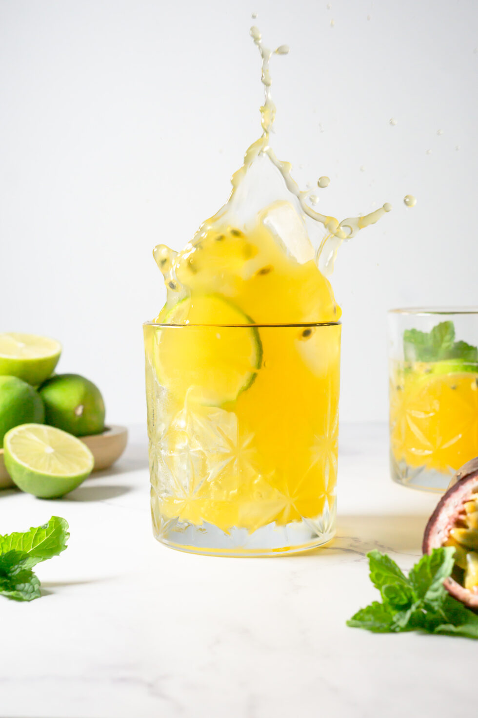 Maracuja Getränk drink action shot GenussimBlick Marta Ullmann Food fotografie