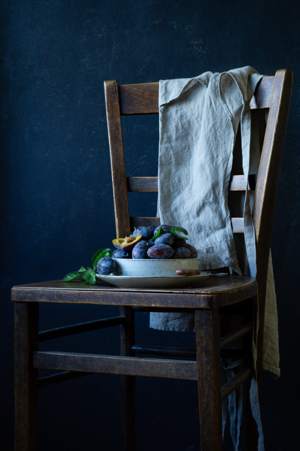 Zwetschgen Stuhl moody plum chair GenussimBlick Marta Ullmann Food fotografie